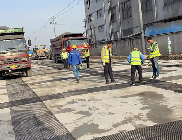 西安老材料的新故事：玻璃纤维土工格栅如何在‘白改黑’浪潮中重获新生？